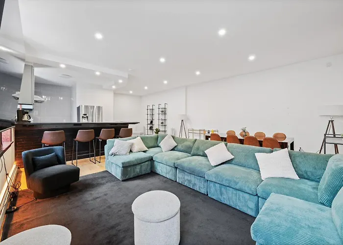 Massive Soho Loft 5Bedrooms 2 Baths - 2500 Sqft