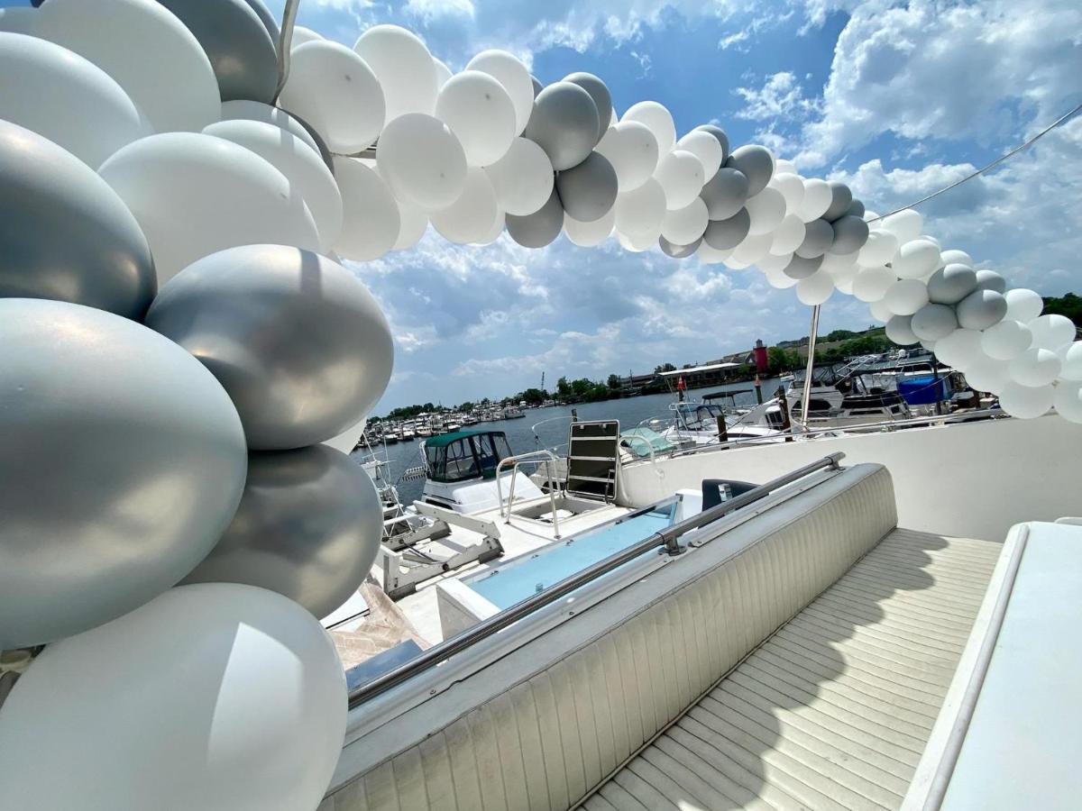 Oceanfront 3-decks @ Yacht Bateau-hôtel