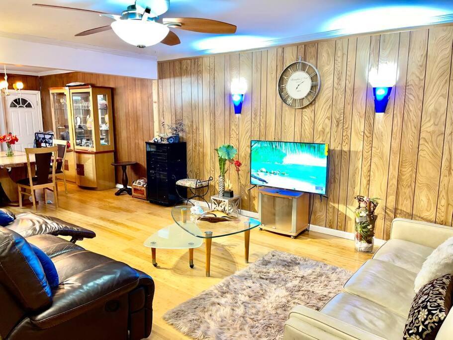 Lga Airport 3 Mins, 3 Bedroom Duplex House, Parking And Private Backyard, 9mins Subway! * New York