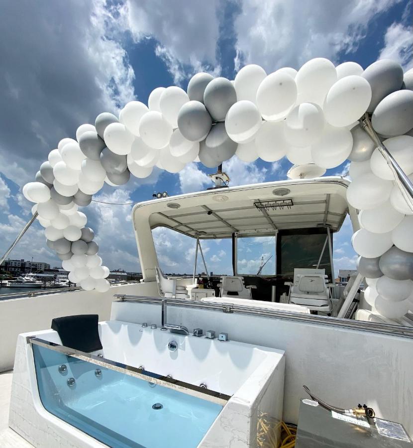 Bateau-hôtel Oceanfront 3-decks @ Yacht New York