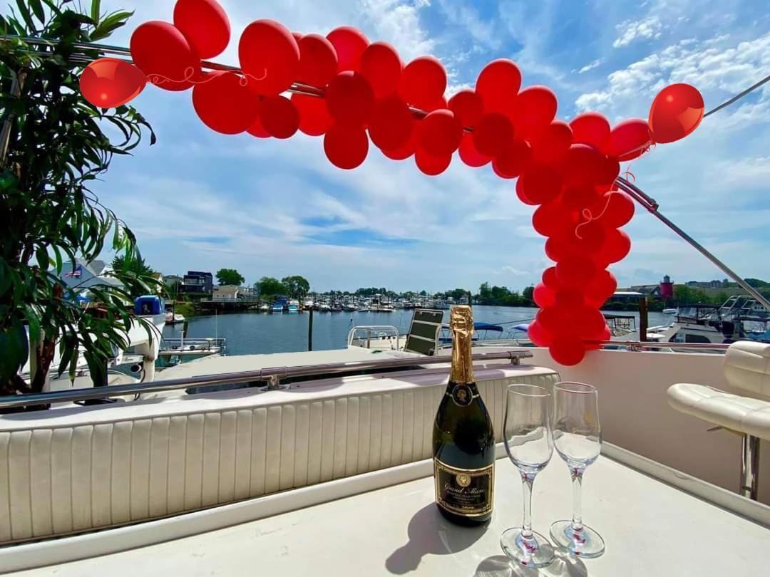 Oceanfront 3-decks @ Yacht Bateau-hôtel *