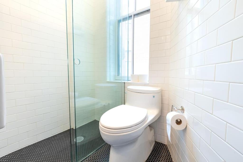 Appartement E10-2 Designer East Village Townhouse 1br W D *