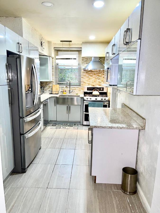 Lga Airport 3 Mins, 3 Bedroom Duplex House, Parking And Private Backyard, 9mins Subway! Hébergement de vacances