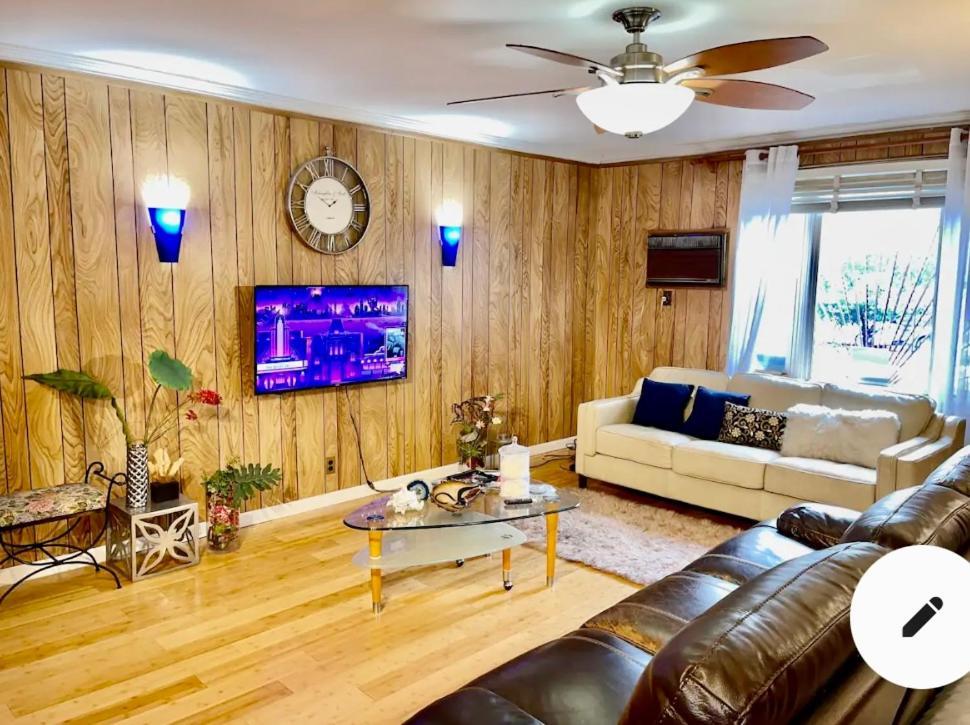 Lga Airport 3 Mins, 3 Bedroom Duplex House, Parking And Private Backyard, 9mins Subway! * New York