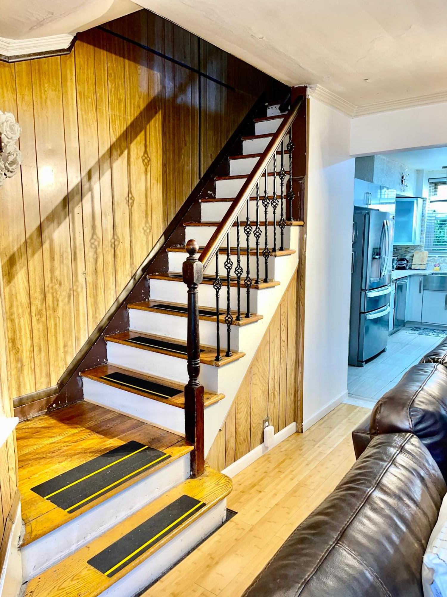 Hébergement de vacances Lga Airport 3 Mins, 3 Bedroom Duplex House, Parking And Private Backyard, 9mins Subway! New York