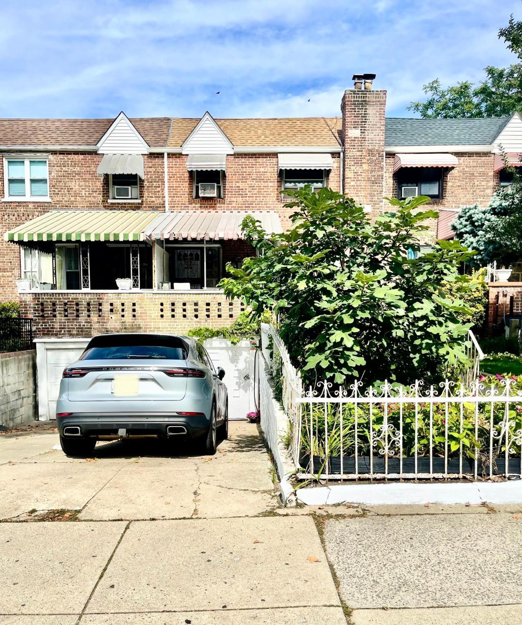Hébergement de vacances Lga Airport 3 Mins, 3 Bedroom Duplex House, Parking And Private Backyard, 9mins Subway! *