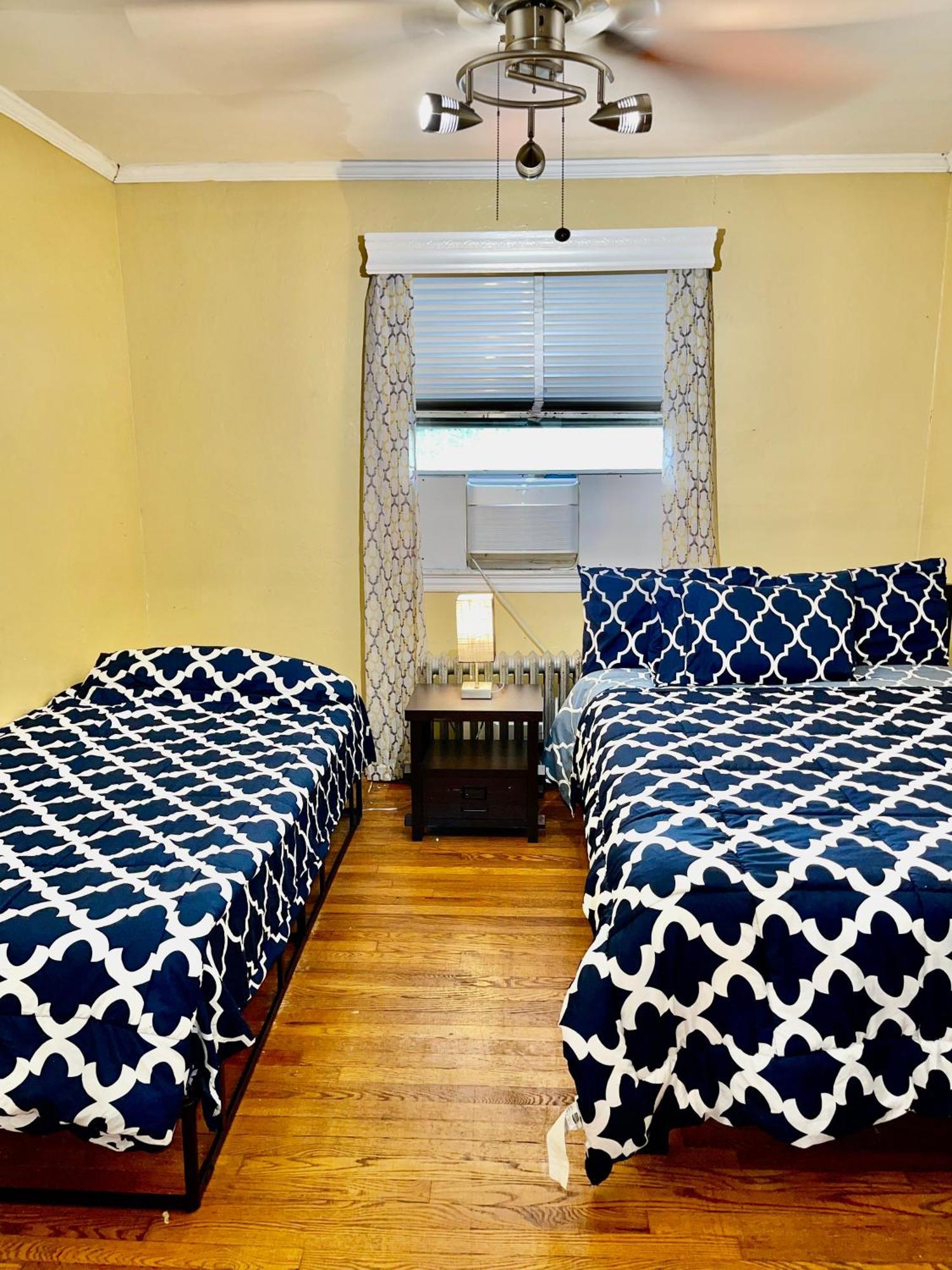 Hébergement de vacances Lga Airport 3 Mins, 3 Bedroom Duplex House, Parking And Private Backyard, 9mins Subway!