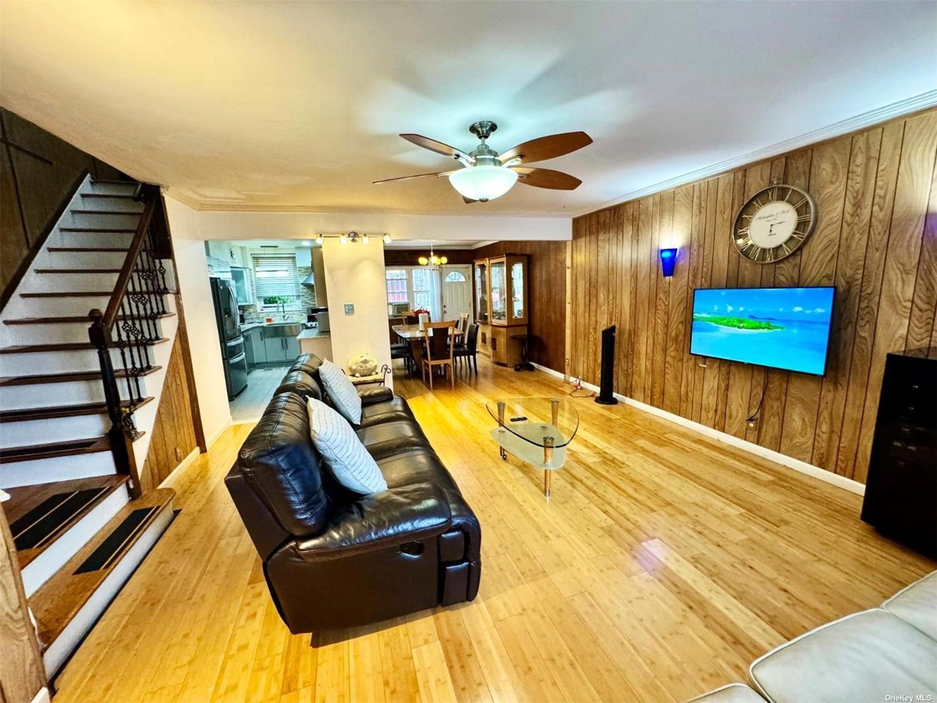 Hébergement de vacances Lga Airport 3 Mins, 3 Bedroom Duplex House, Parking And Private Backyard, 9mins Subway!
