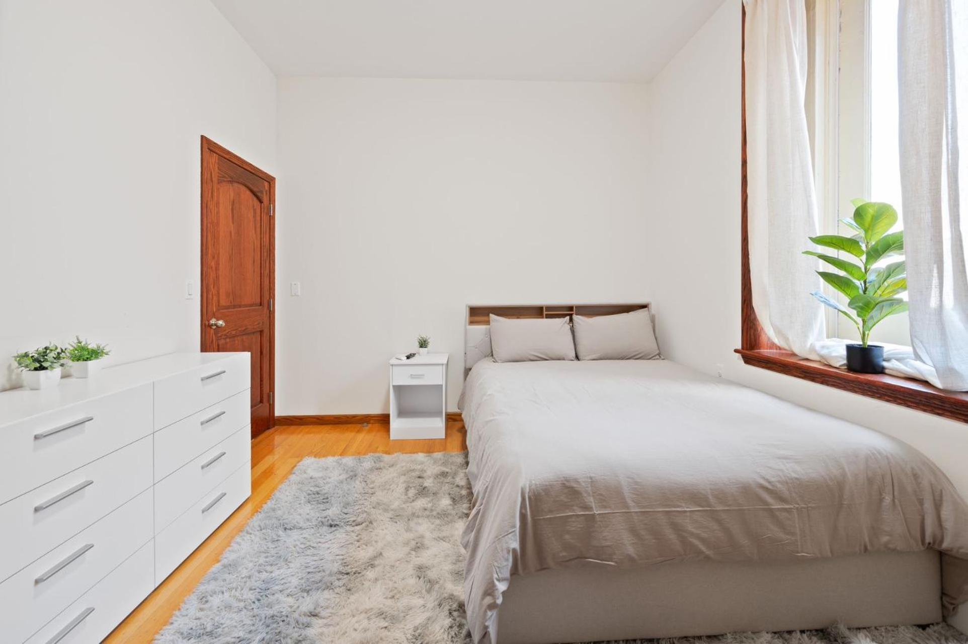Massive Soho Loft 5bedrooms 2 Baths - 2500 Sqft