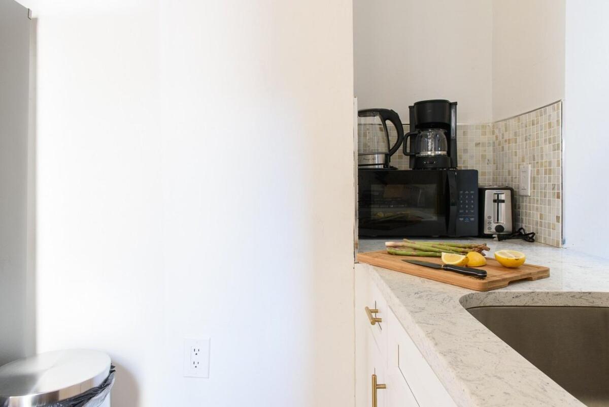 428-4r Prime Midtown Large 2 Bedroom Newly Furnished Appartement *