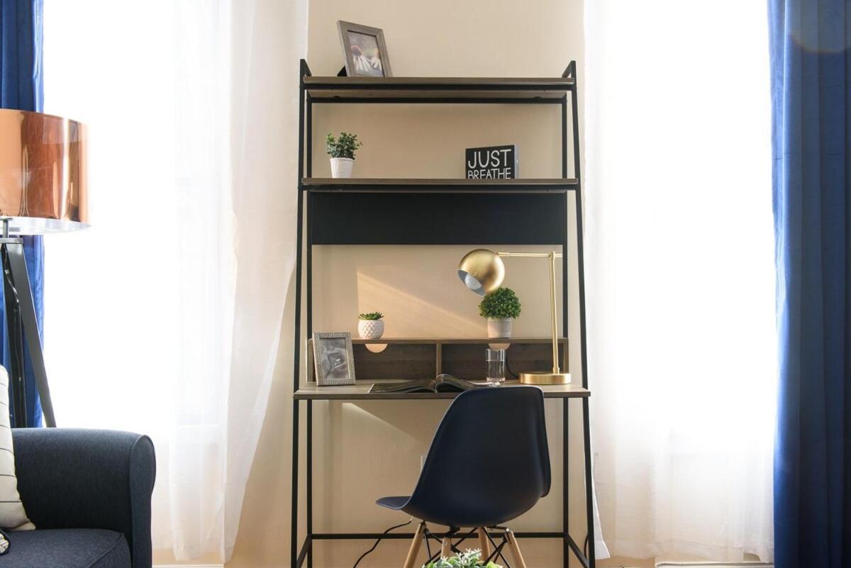428-4r Prime Midtown Large 2 Bedroom Newly Furnished Appartement *