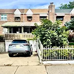 Lga Airport 3 Mins, 3 Bedroom Duplex House, Parking And Private Backyard, 9Mins Subway!