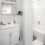 Spacious Apartment In Manhattan