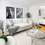 Spacious Apartment In Manhattan