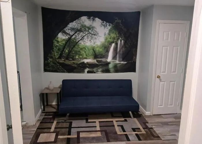 Cozy 2 Bedrooms And A Yard