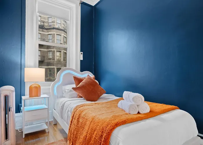 Artful 3 Bdr And Private Patio Near Subway And Stadium At \