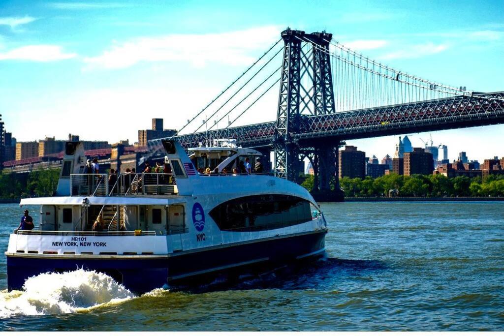 Lga Airport 3 Mins, 3 Bedroom Duplex House, Parking And Private Backyard, 9mins Subway! New York City