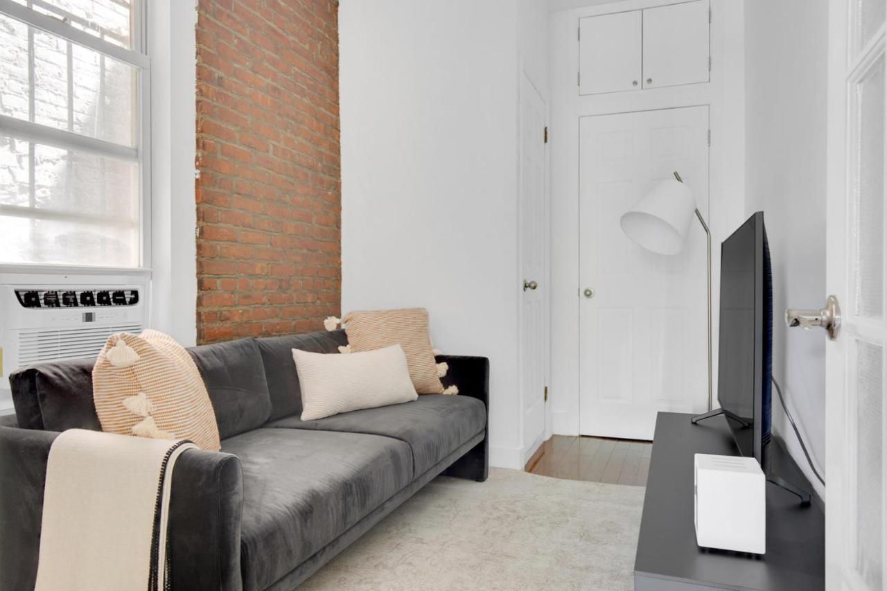 Sunlit Les 1br W Wd Nr Bd Train Nyc-865 New York City