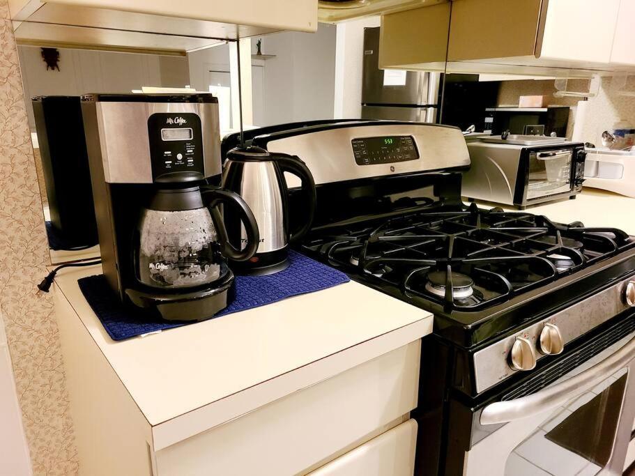 Spacious 3 Level Condo/townhouse, Free Parking. Appartement New York