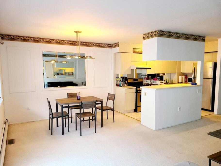 Spacious 3 Level Condo/townhouse, Free Parking. Appartement *