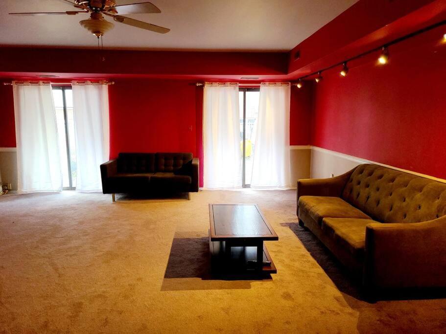 Spacious 3 Level Condo/townhouse, Free Parking. Appartement New York