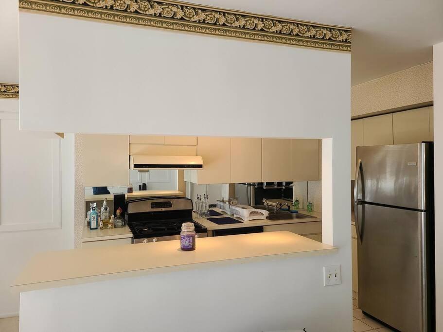 Spacious 3 Level Condo/townhouse, Free Parking. Appartement