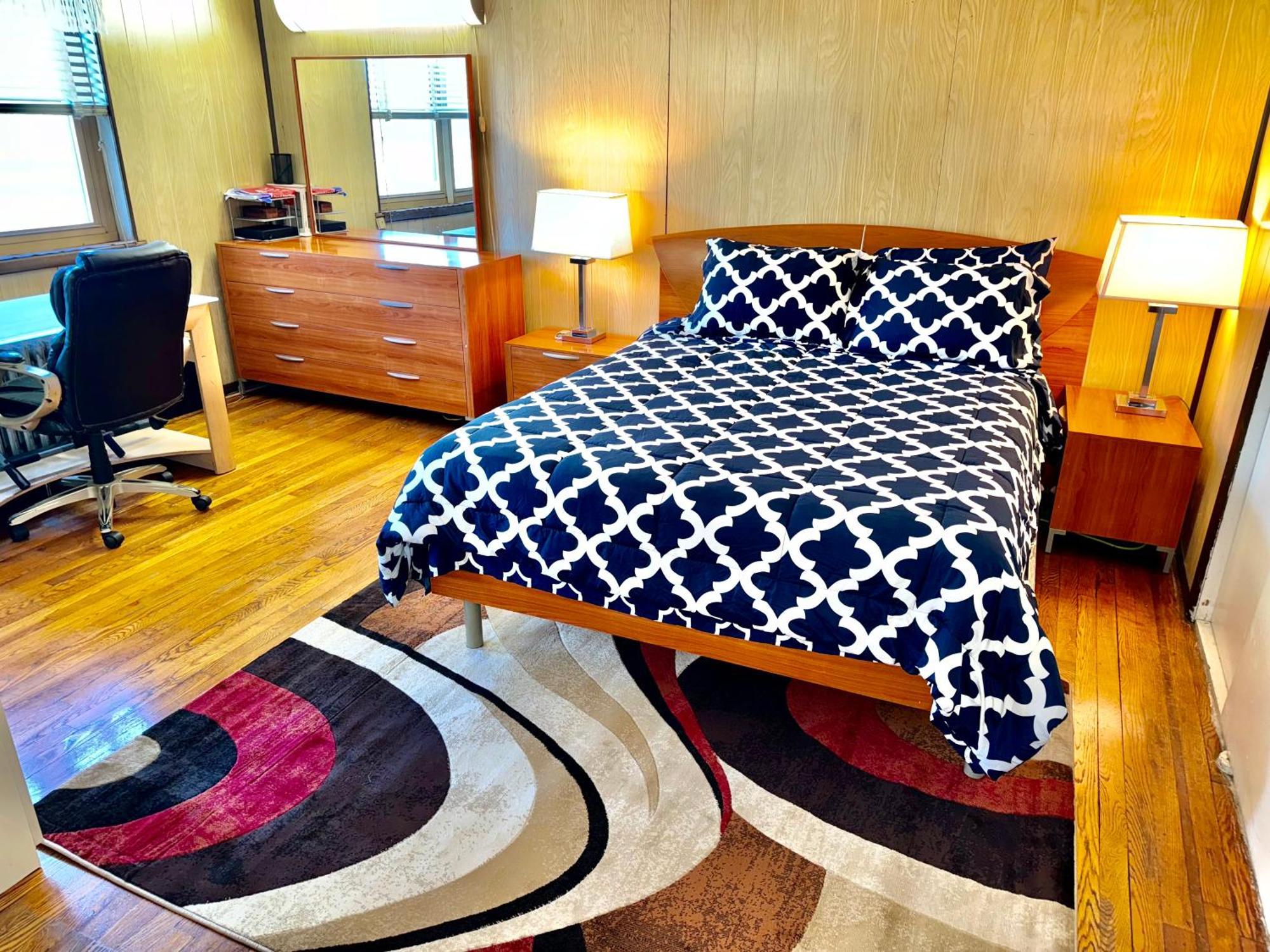 Lga Airport 3 Mins, 3 Bedroom Duplex House, Parking And Private Backyard, 9mins Subway! * New York City