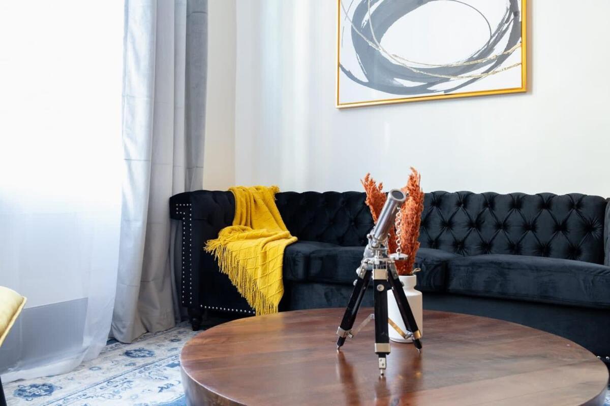 E10-1 Designer East Village Townhouse 1br Apartamento