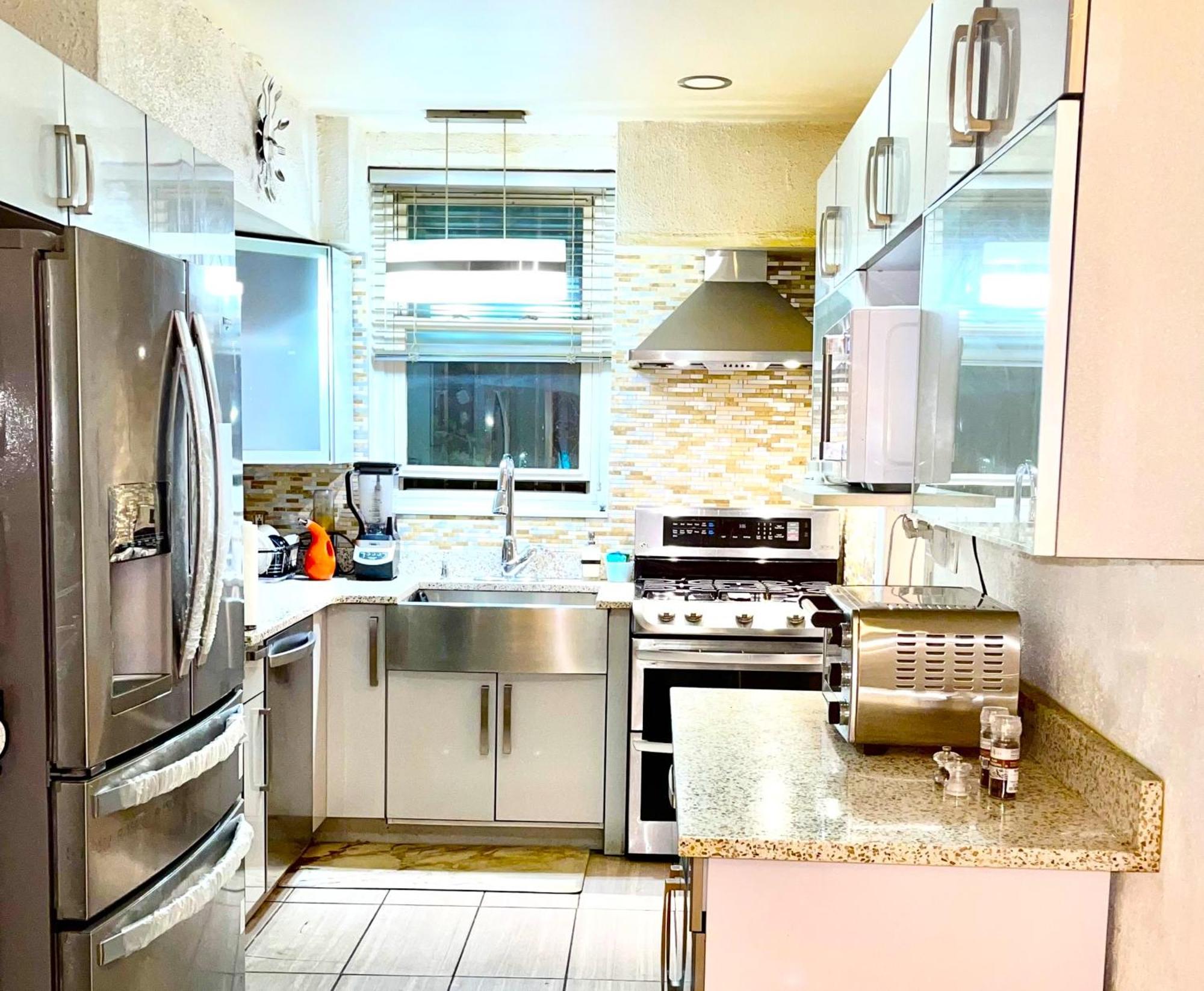 Lga Airport 3 Mins, 3 Bedroom Duplex House, Parking And Private Backyard, 9mins Subway! * New York City