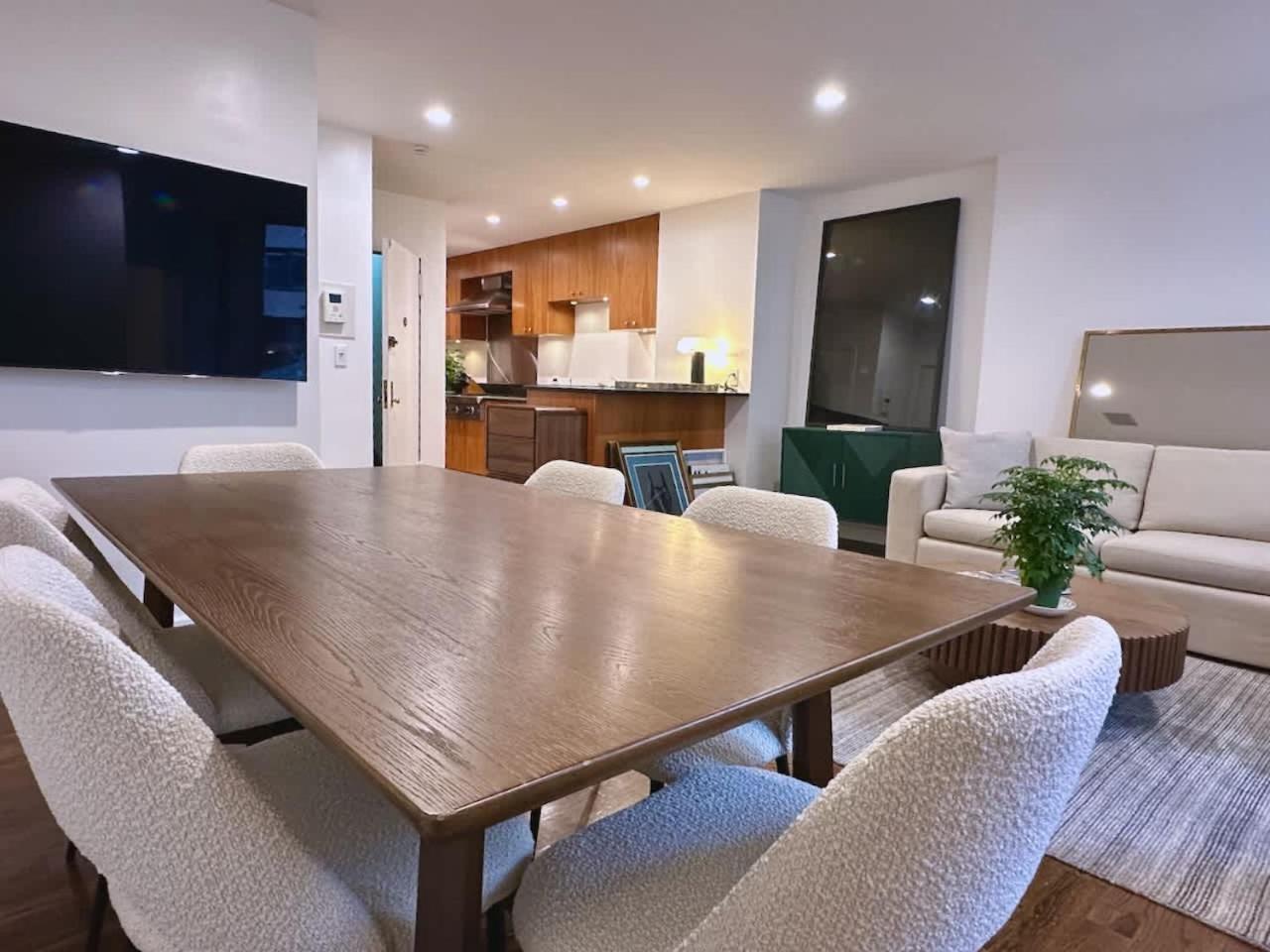 Private Townhome Near Un Hébergement de vacances *