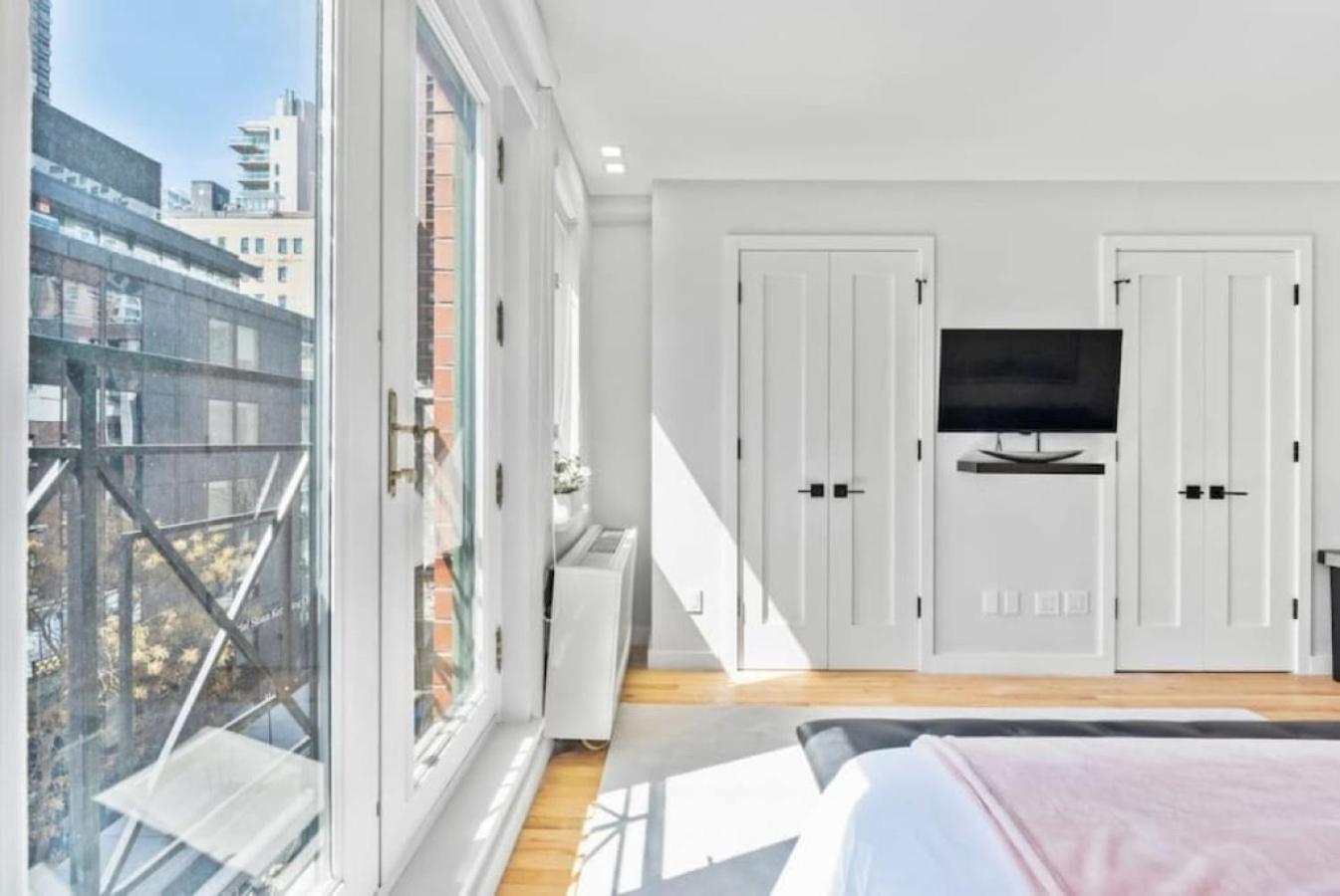 Appartement Luxe Studio With Charming Juliet Balcony *