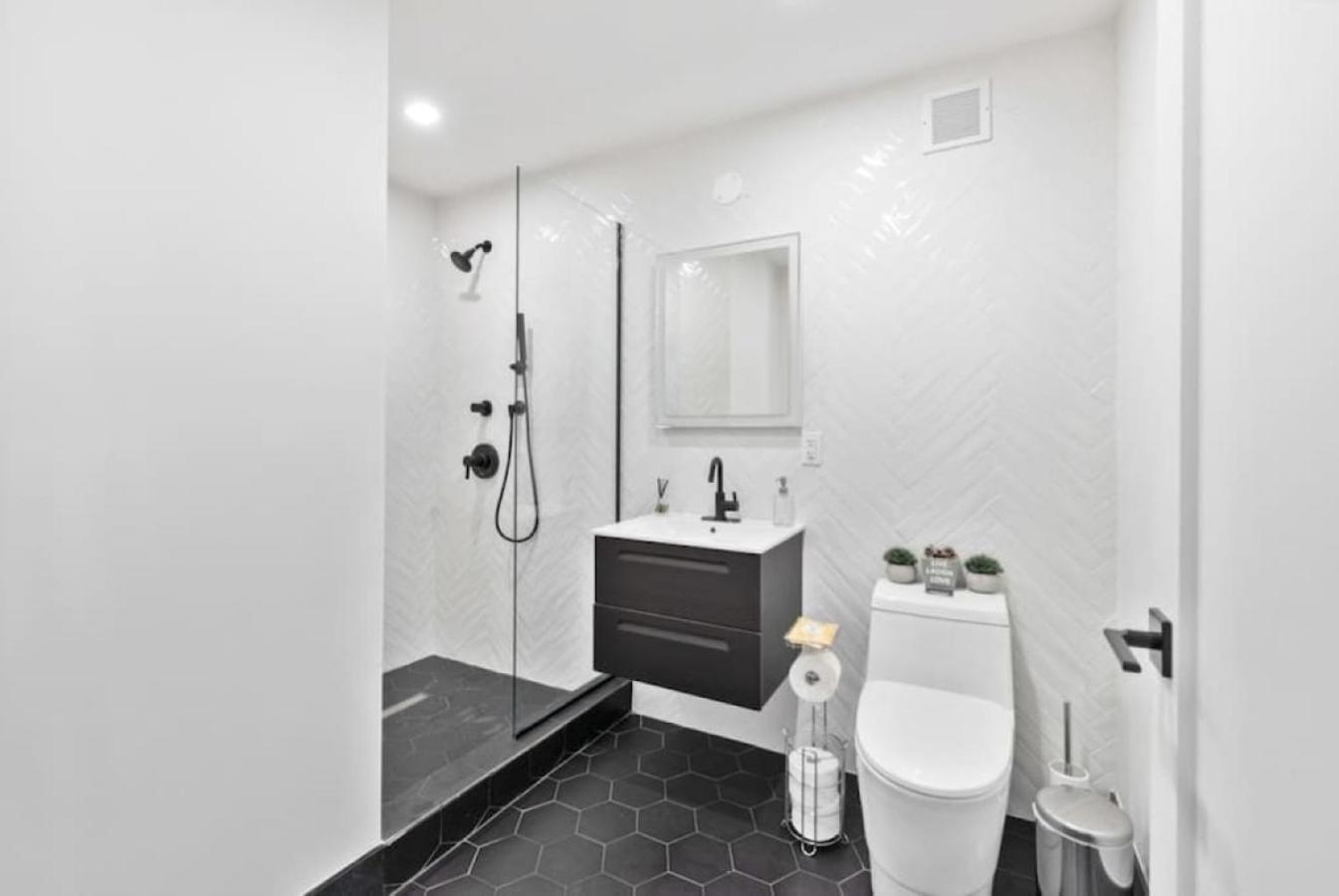 Appartement Luxe Studio With Charming Juliet Balcony