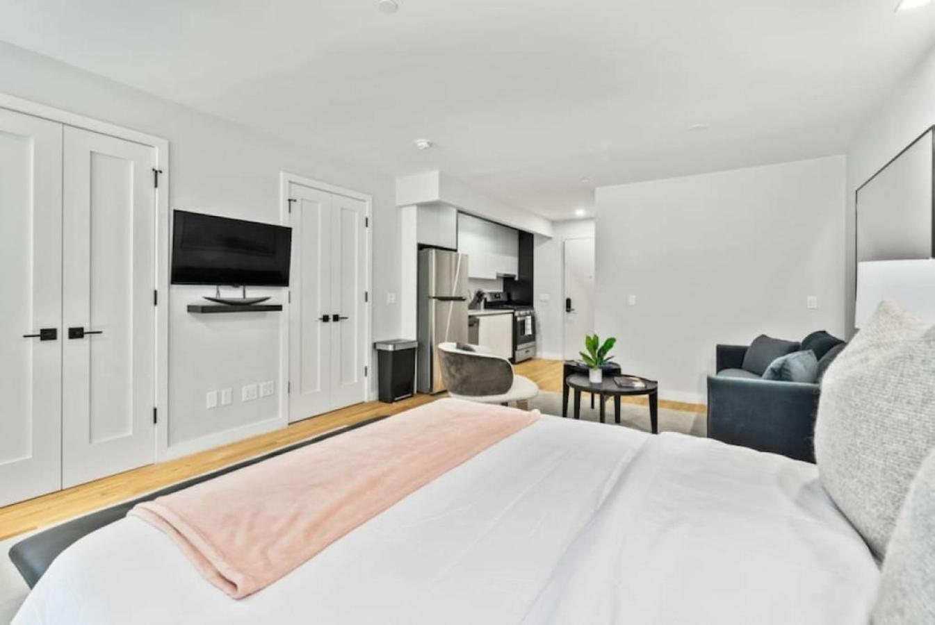 Appartement Luxe Studio With Charming Juliet Balcony