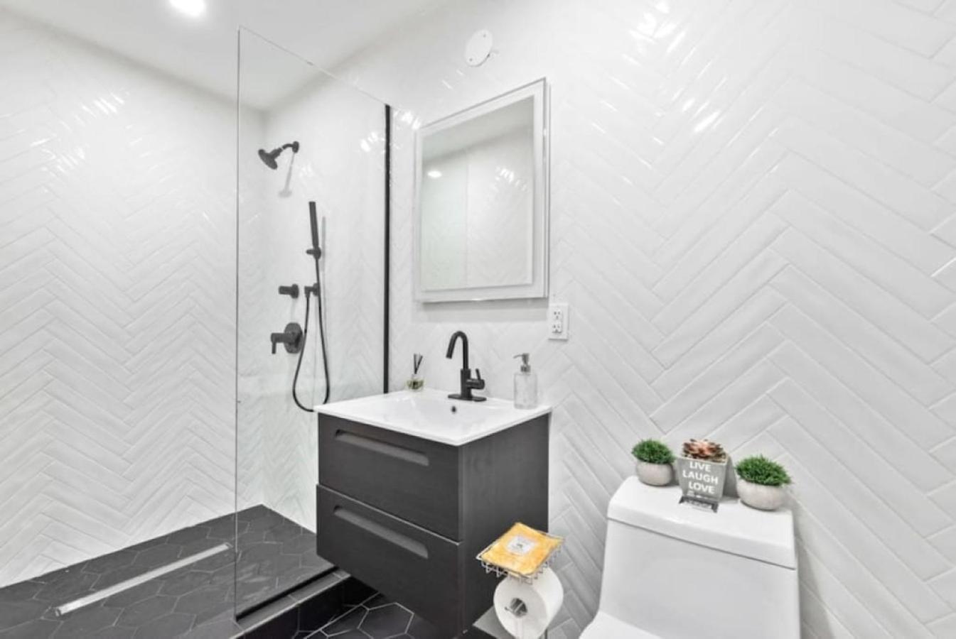 Luxe Studio With Charming Juliet Balcony Appartement New York