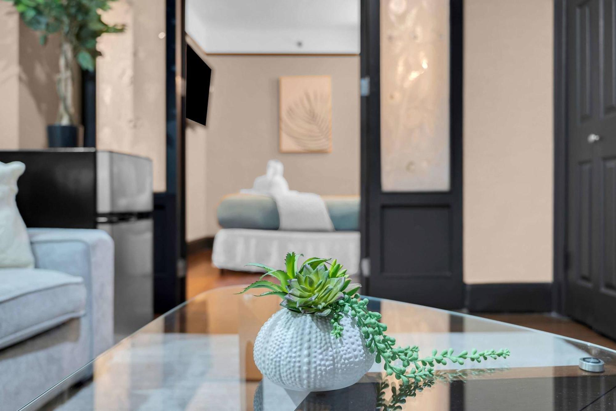 Centrally Located 2 Bdr W Gym & Appartement