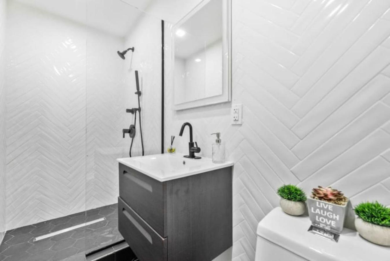 Appartement Luxe Studio With Charming Juliet Balcony *