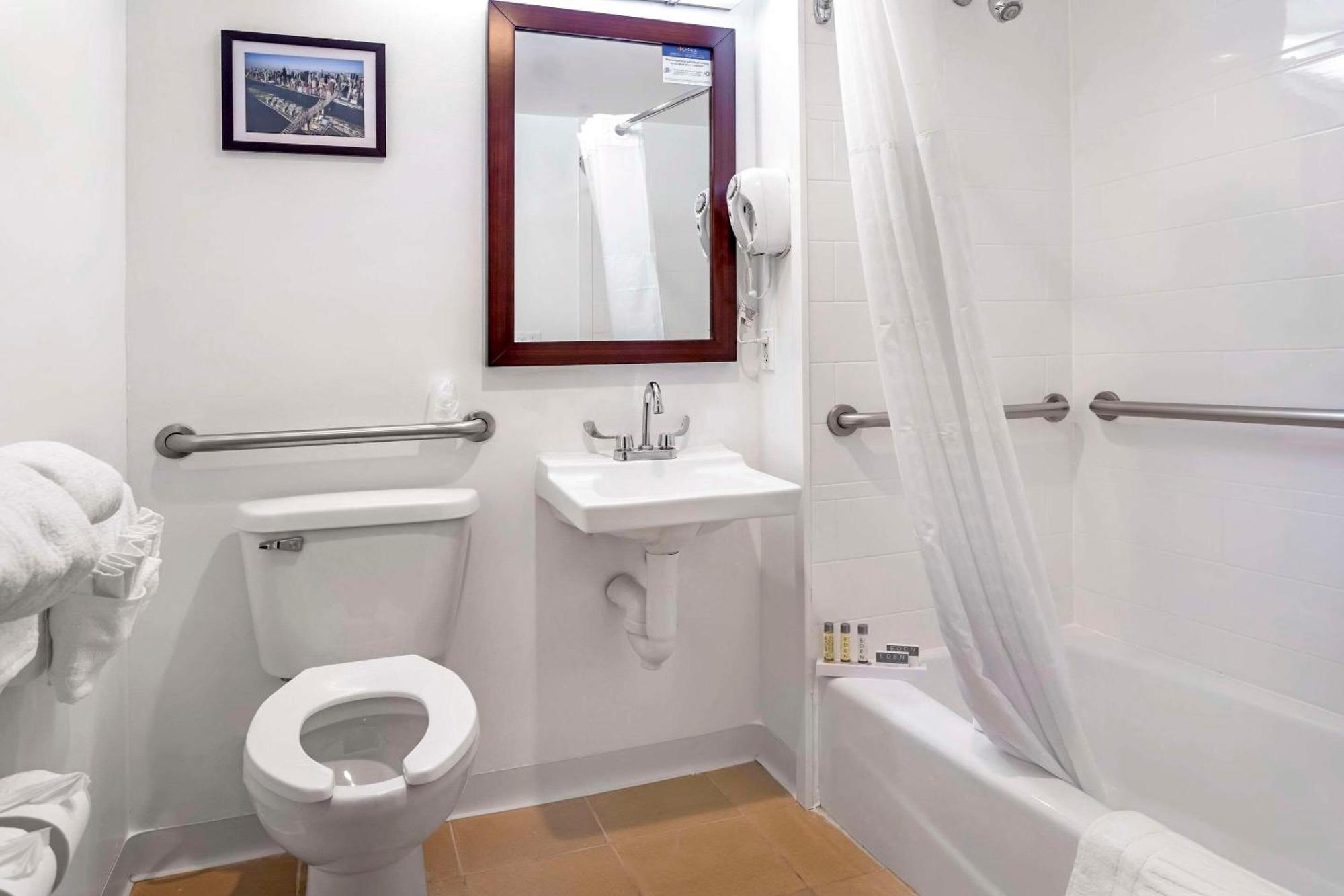 Avion Near Lga Airport, Ascend Collection 3*
