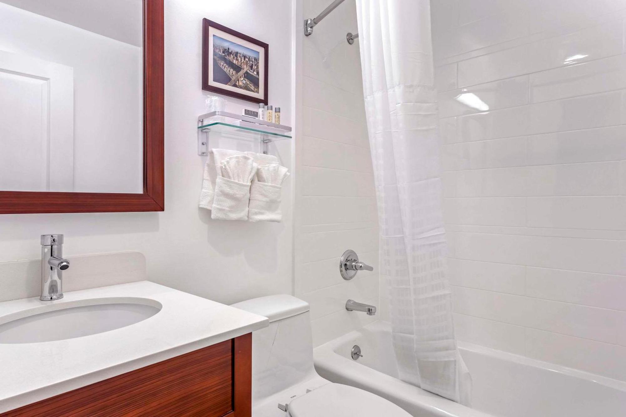 Hotel Avion Near Lga Airport, Ascend Collection