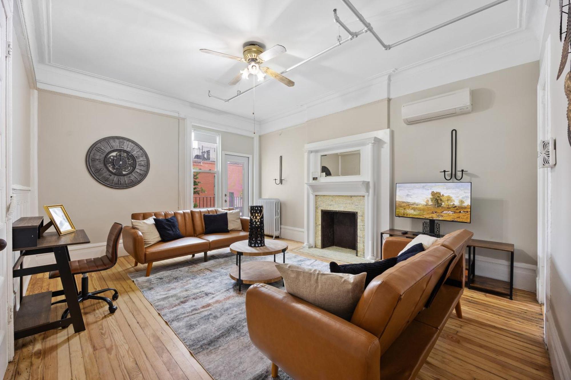 Artful 3 Bdr And Private Patio Near Subway And Stadium At 