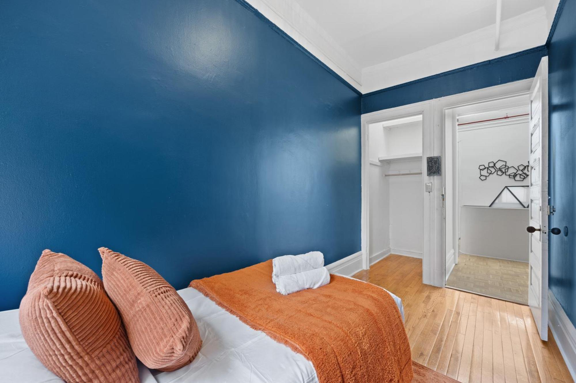 Hébergement de vacances Artful 3 Bdr And Private Patio Near Subway And Stadium At 