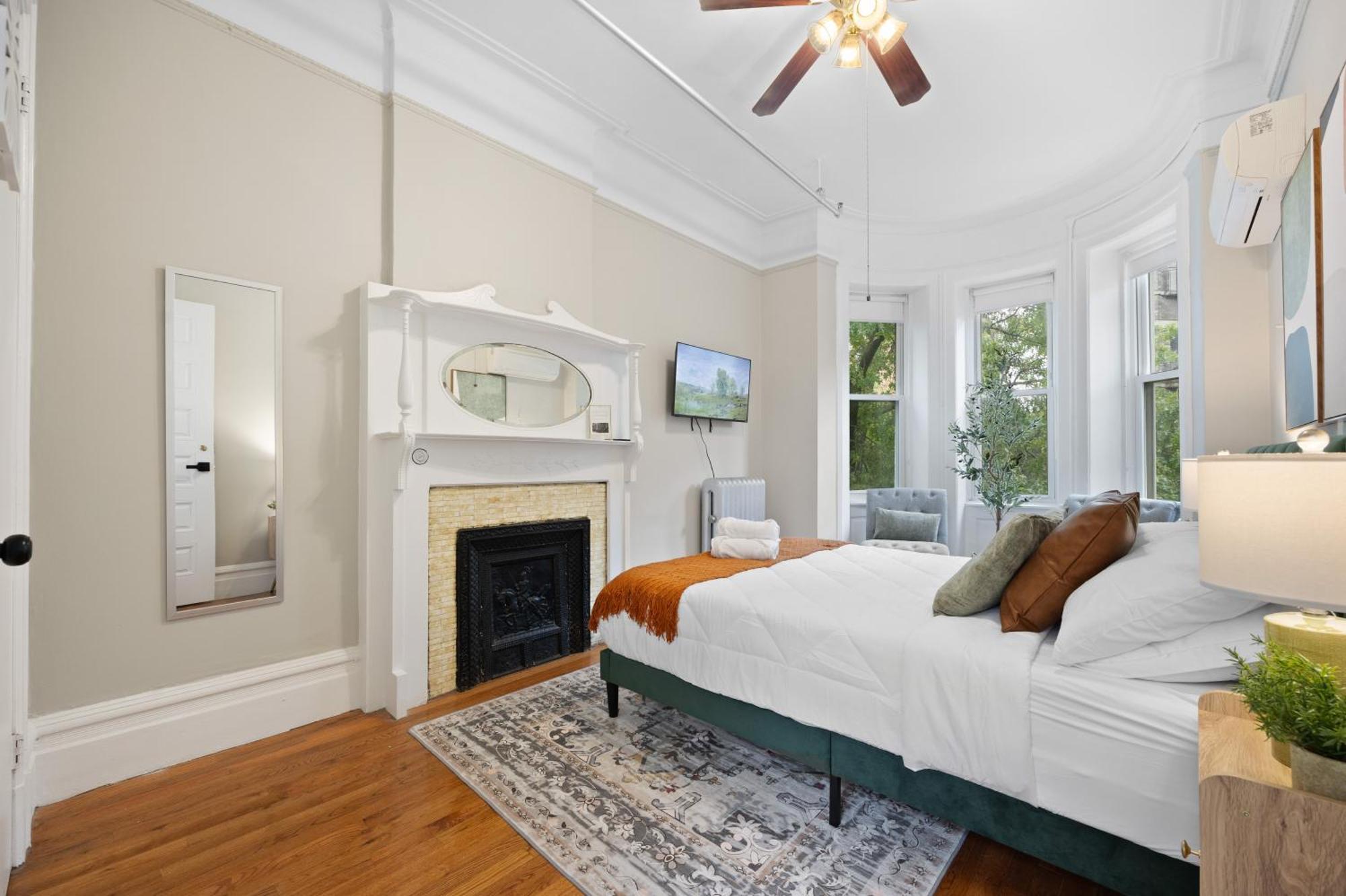Artful 3 Bdr And Private Patio Near Subway And Stadium At 