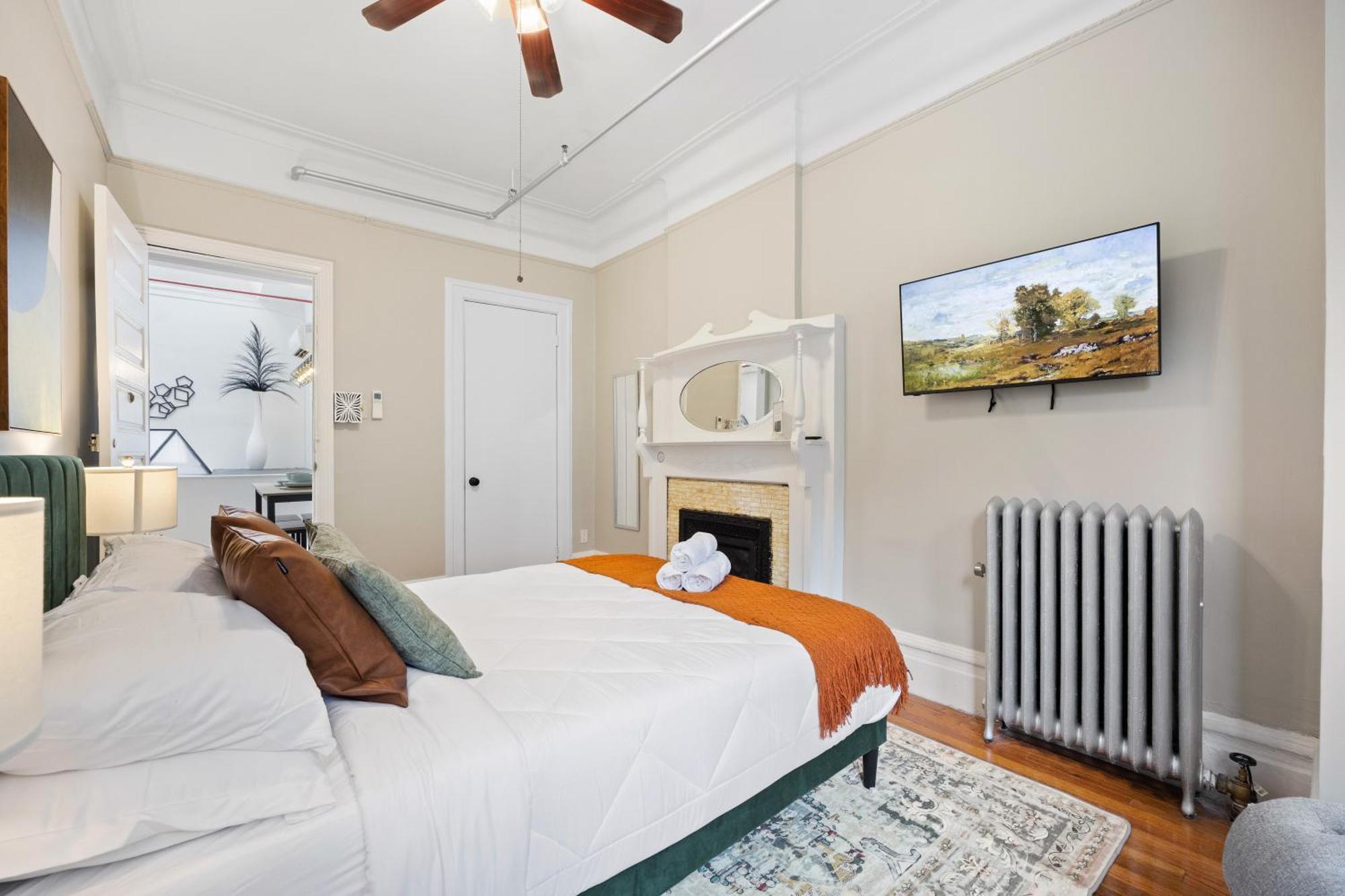 Artful 3 Bdr And Private Patio Near Subway And Stadium At 