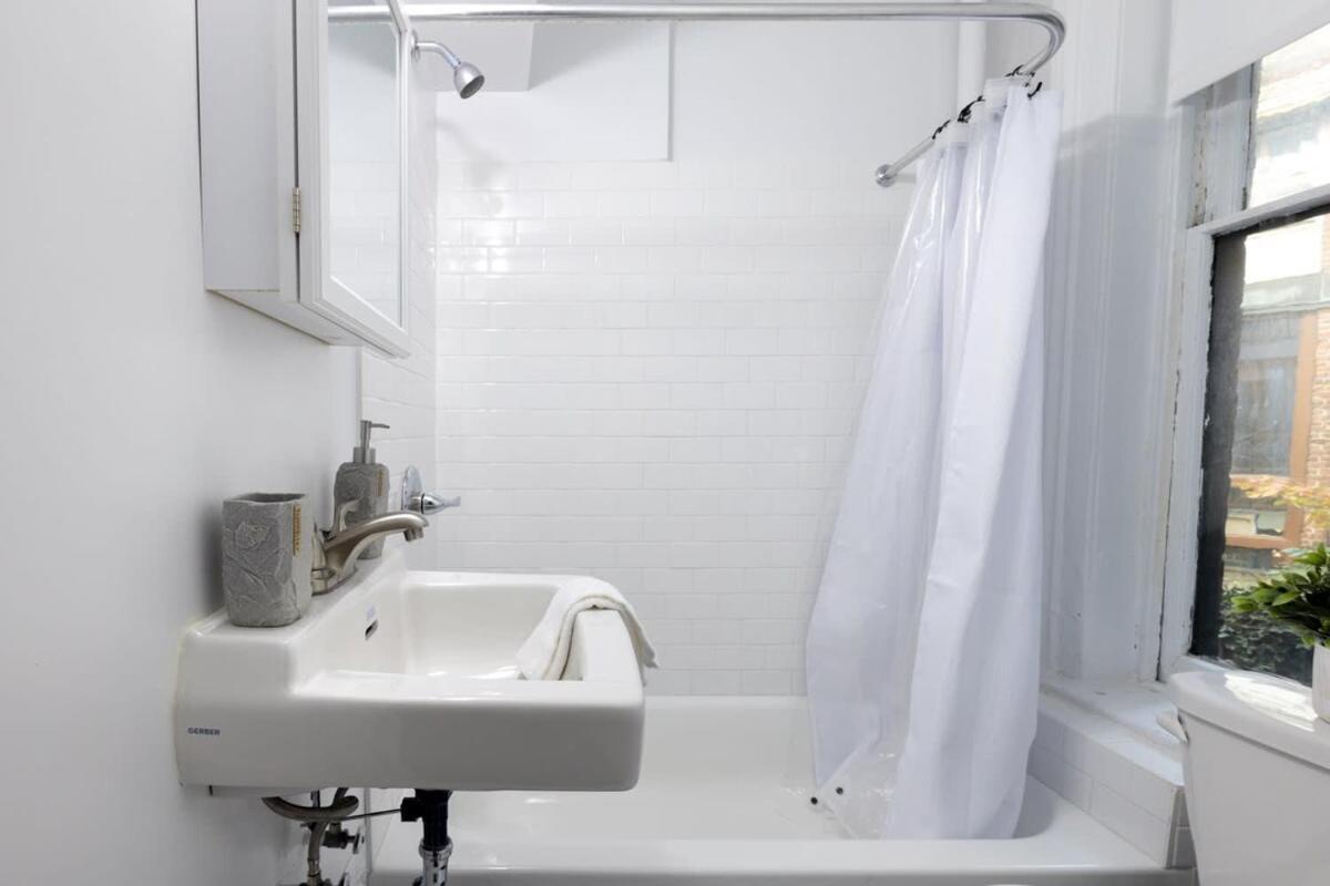 E10-1 Designer East Village Townhouse 1br Appartement *