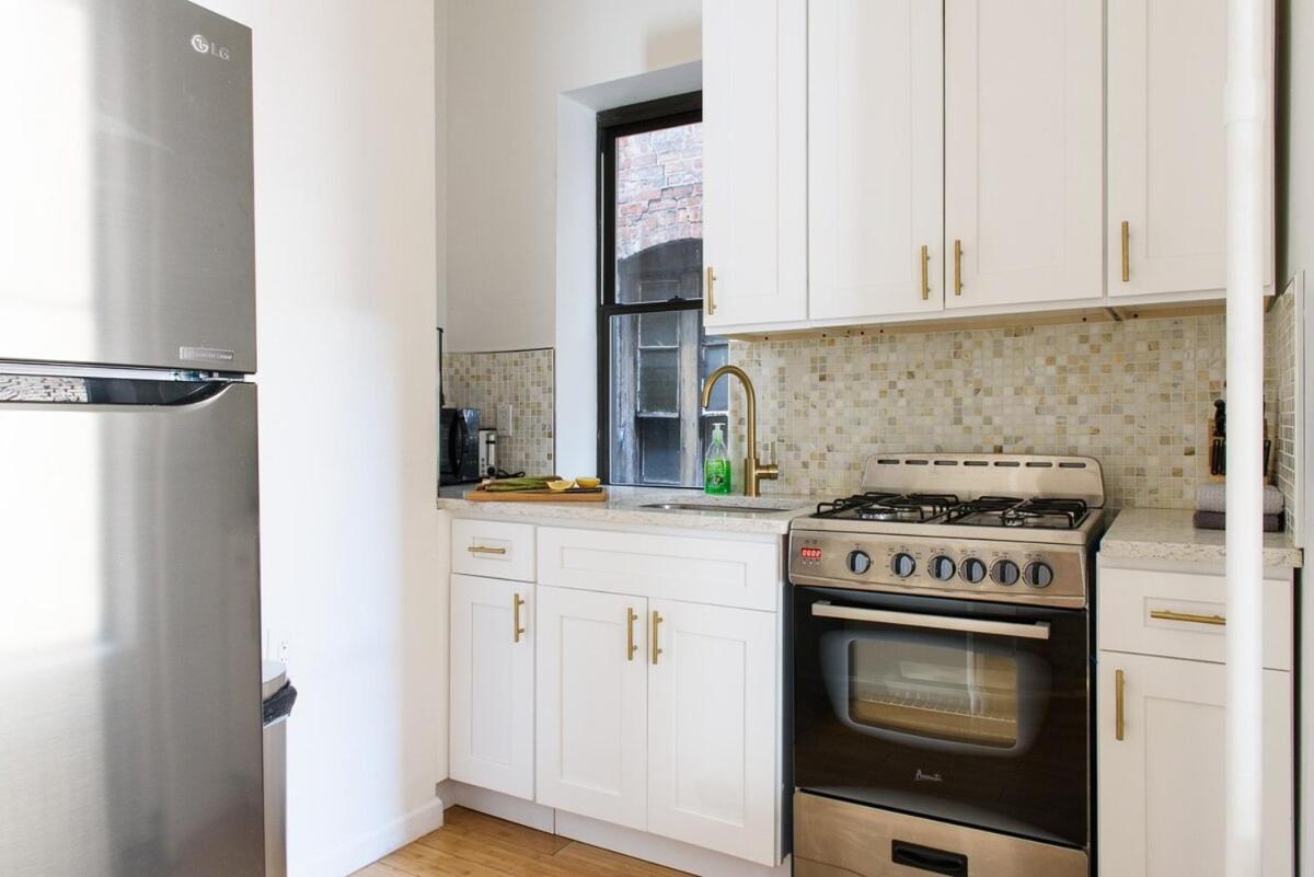 428-4r Prime Midtown Large 2 Bedroom Newly Furnished New York City