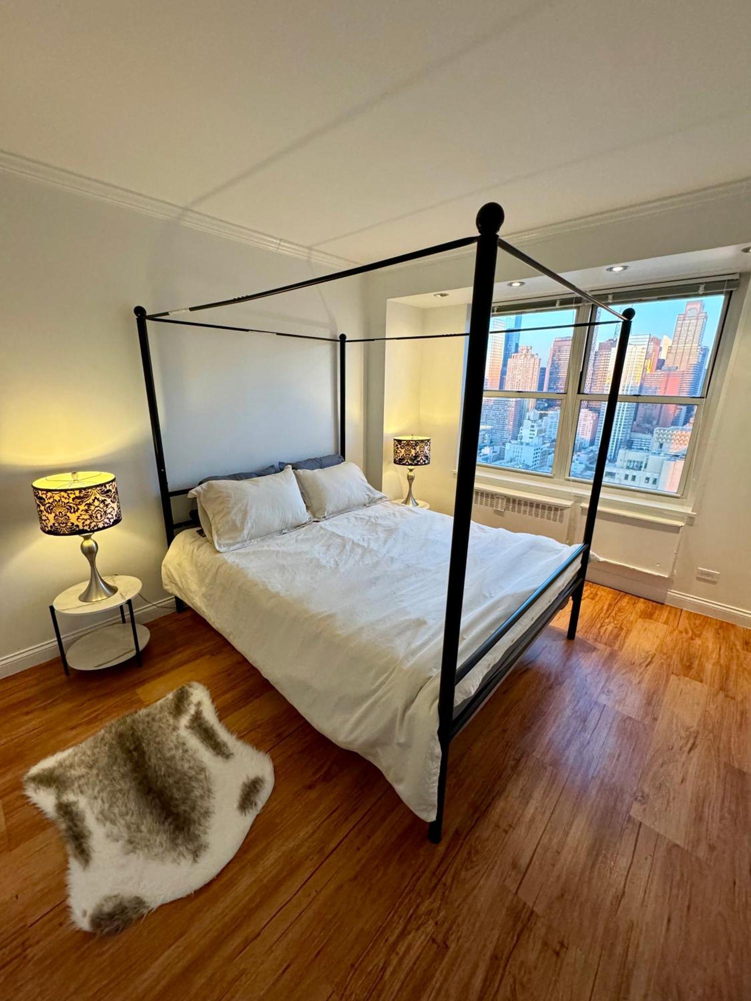 Midtown High Floor Fantastic Panoramic View Corner 2 Bedroom Appartement *