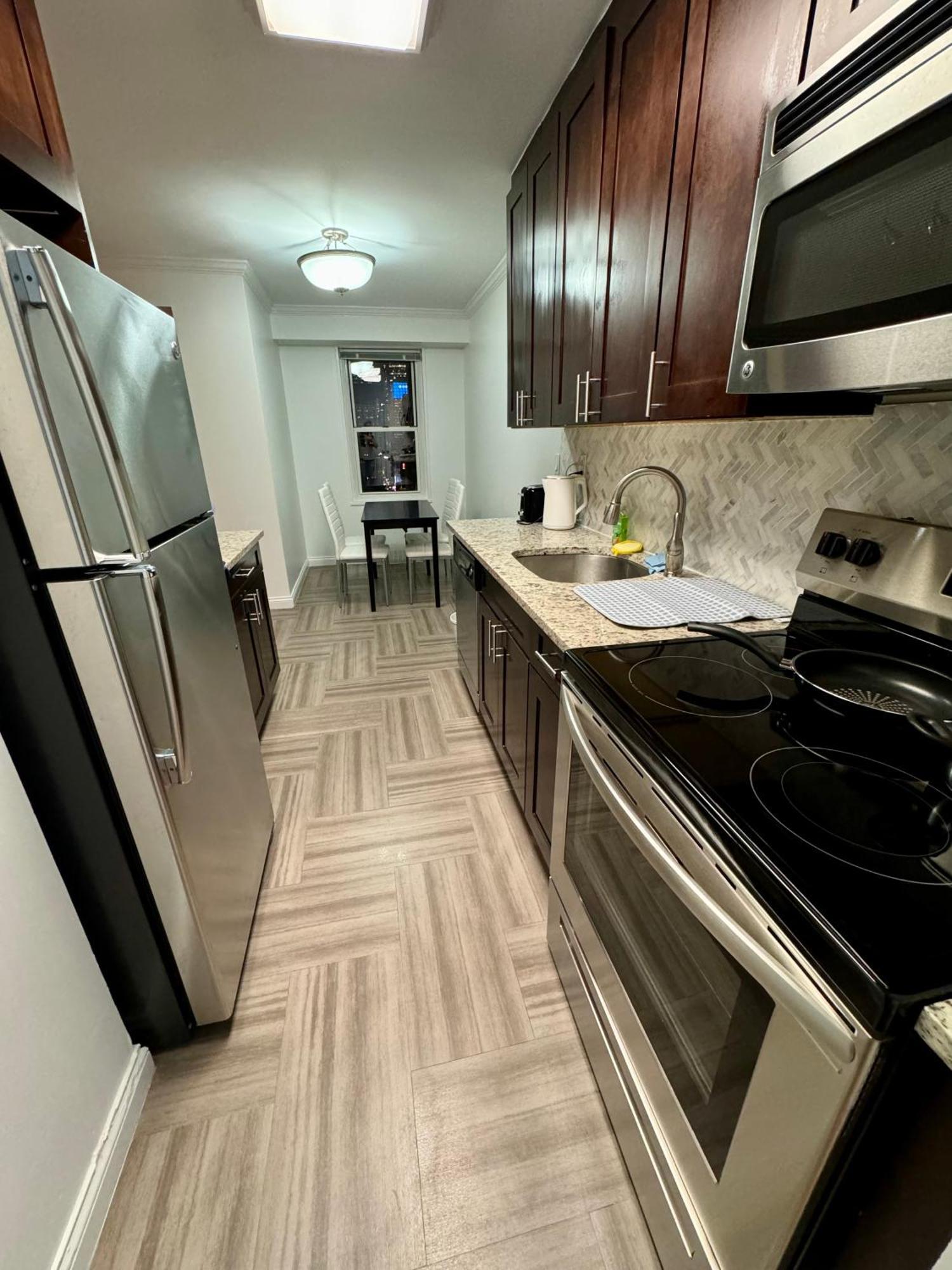 Midtown High Floor Fantastic Panoramic View Corner 2 Bedroom *