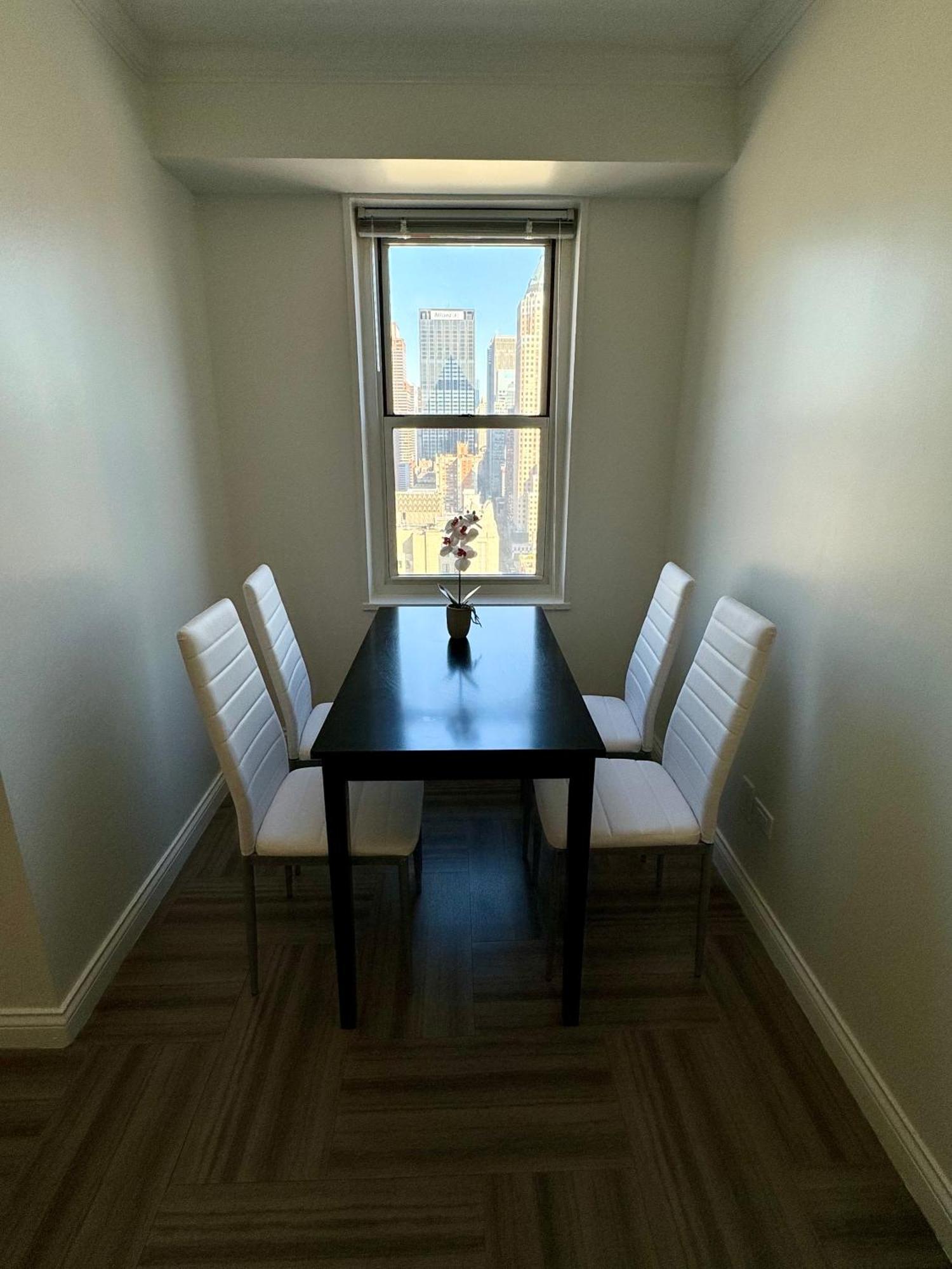 Midtown High Floor Fantastic Panoramic View Corner 2 Bedroom Appartement *