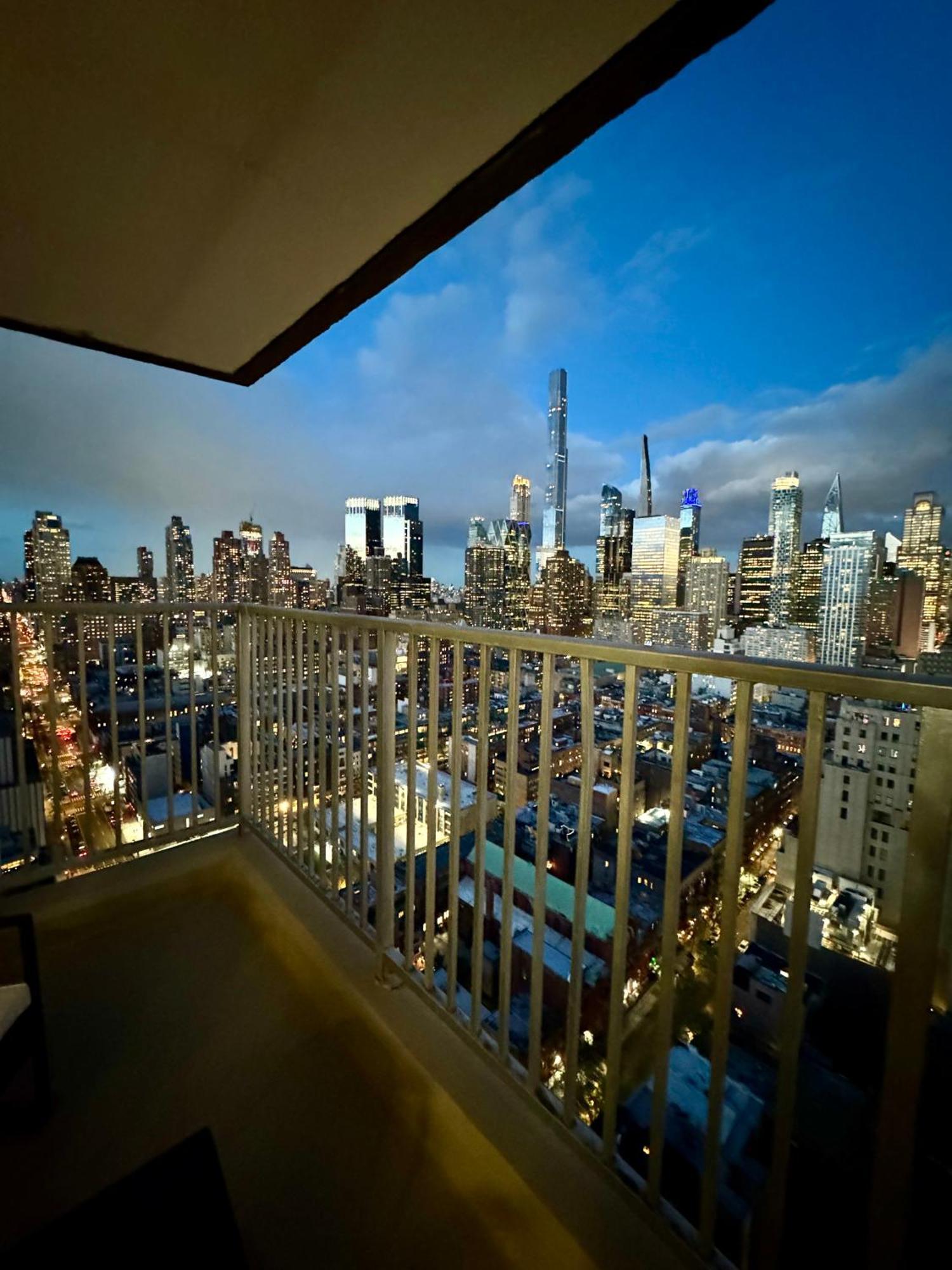 Midtown High Floor Fantastic Panoramic View Corner 2 Bedroom *
