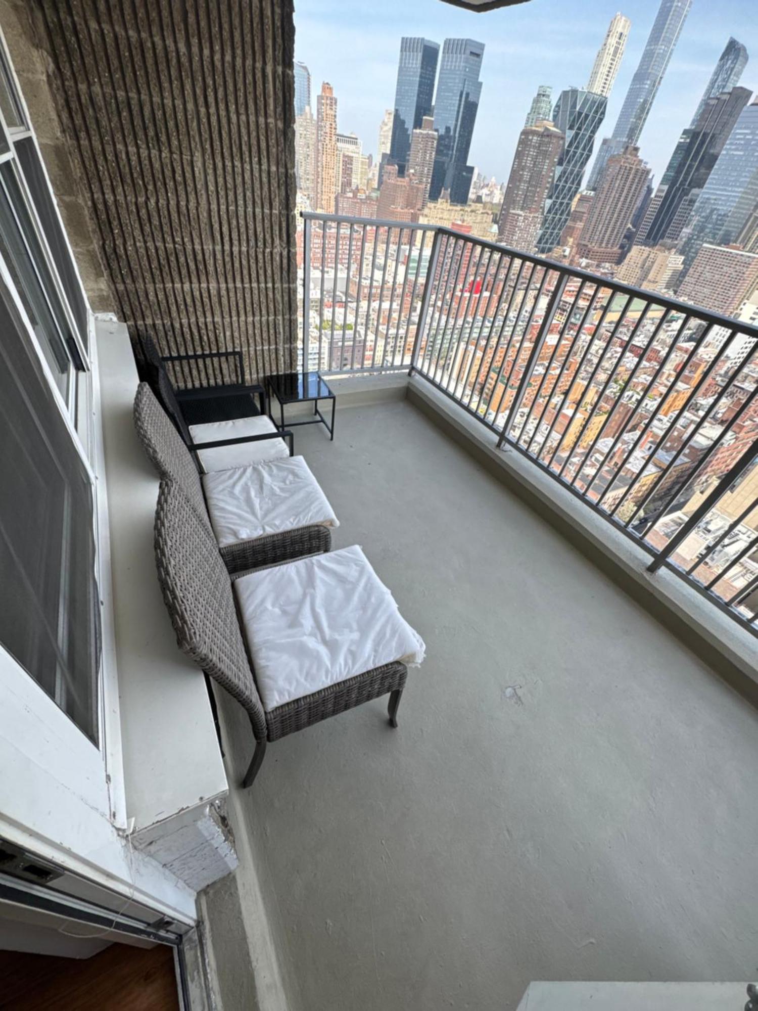 Midtown High Floor Fantastic Panoramic View Corner 2 Bedroom *