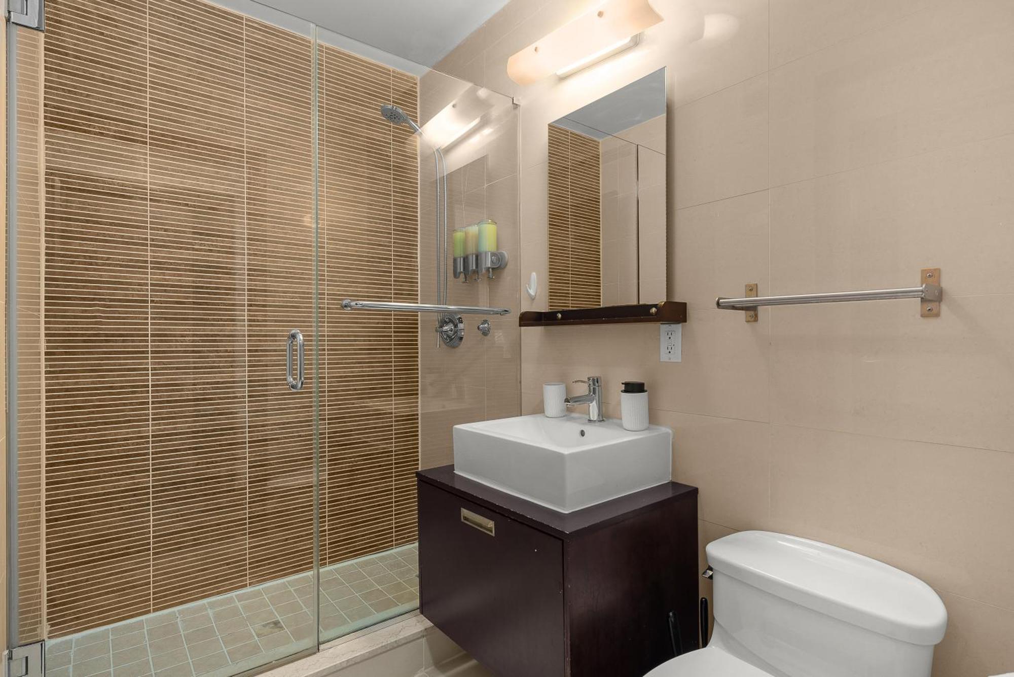 Modern 2br Steps From New York's Iconic Broadway Appartement *